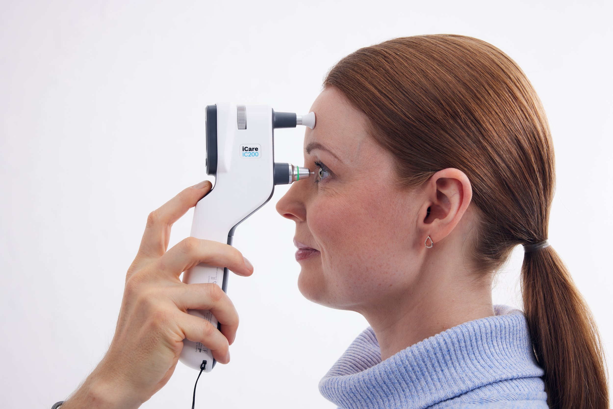 iCare_IC200_woman1_measuring_HI